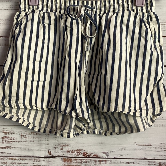 Universal Thread Navy and White Striped Women Shorts - Picture 1 of 5